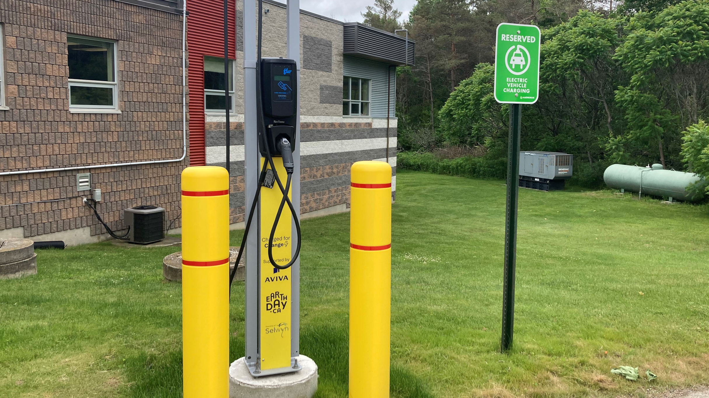 Une borne de recharge pour véhicules électriques du programme « Changez, rechargez » installée dans le canton de Selwyn, Ontario. Photo : gracieuseté du canton de Selwyn.
