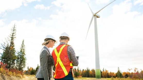 Ingénieurs en construction d’éoliennes travaillant ensemble