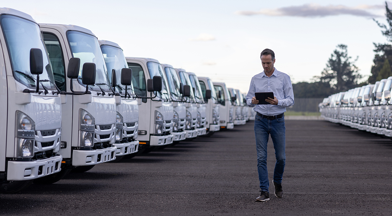 Vendeur qui vend des camions chez un concessionnaire automobile