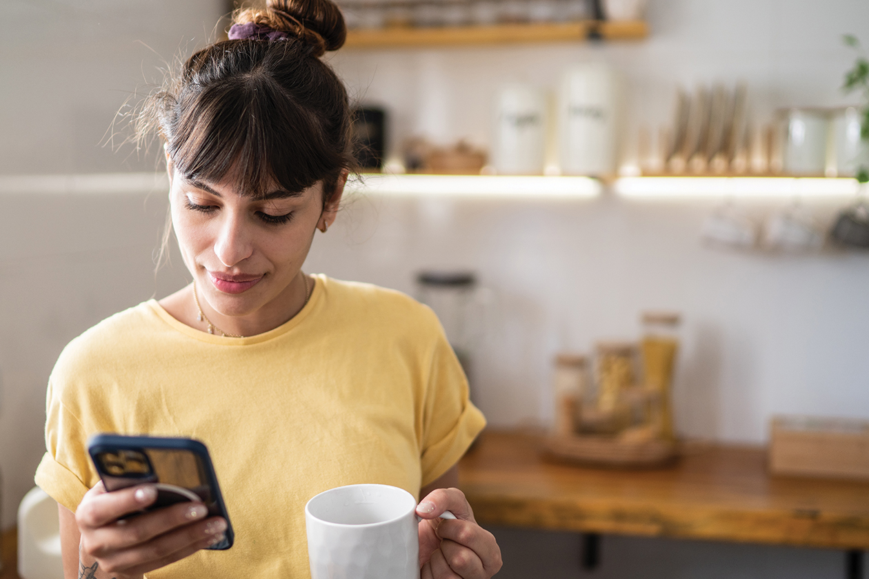 Une femme consulte les informations locales sur son téléphone.